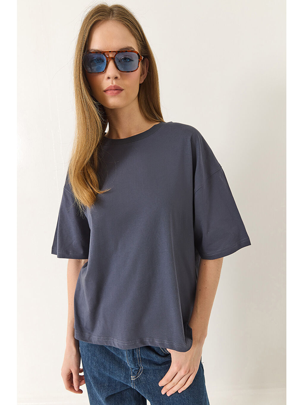 Antrasit Kadın % Organik Pamuk Relaxed Fit Yırtmaçlı Yuvarlak Yakalı T-Shirt-1