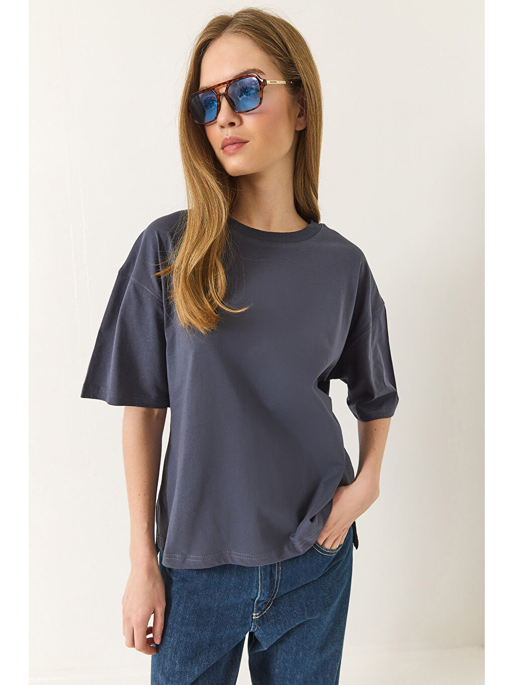 Antrasit Kadın % Organik Pamuk Relaxed Fit Yırtmaçlı Yuvarlak Yakalı T-Shirt-2