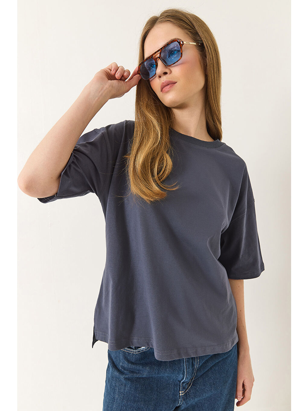 Antrasit Kadın % Organik Pamuk Relaxed Fit Yırtmaçlı Yuvarlak Yakalı T-Shirt-3