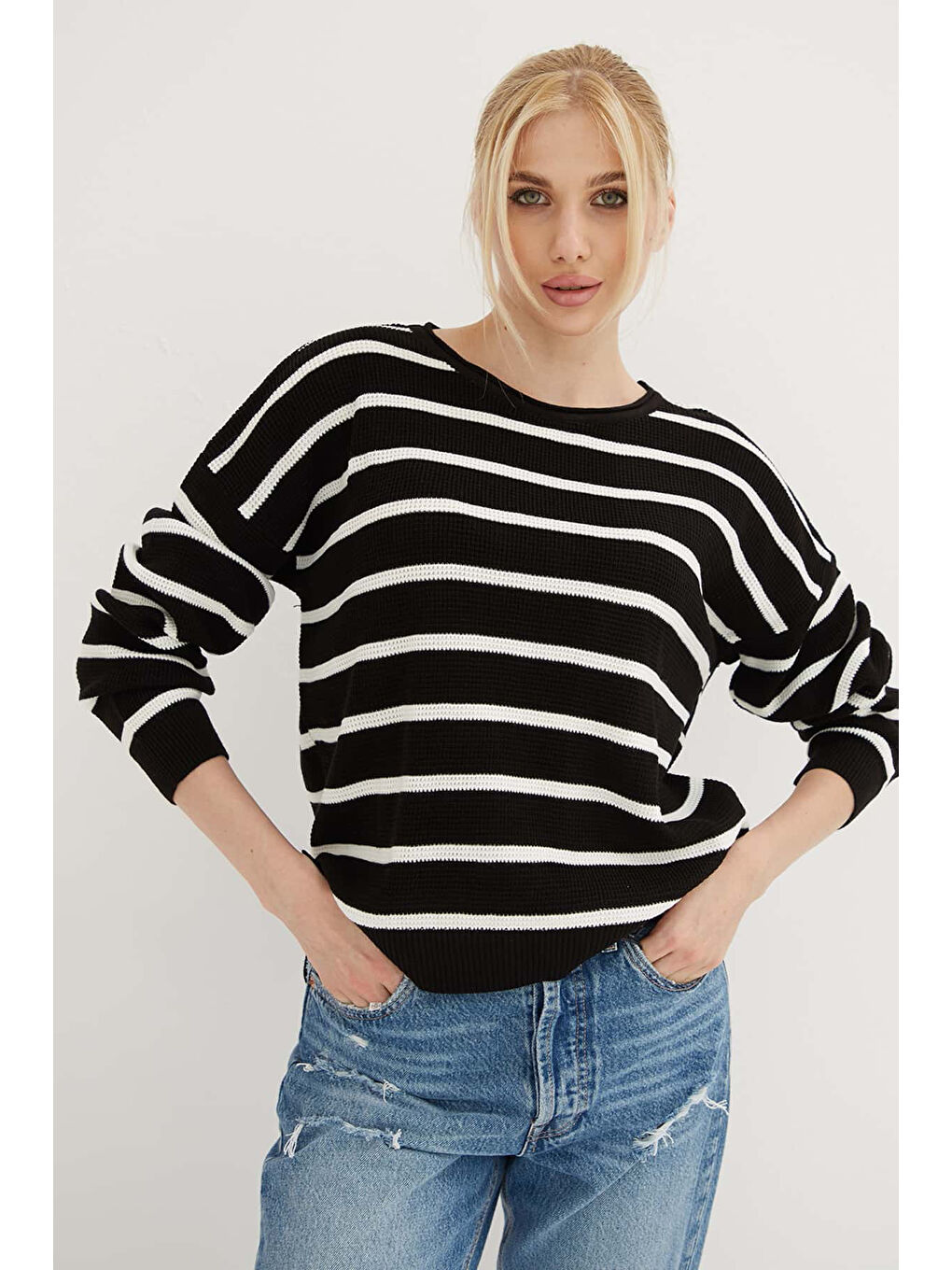 Siyah Regular Fit Bisiklet Yaka Kazak 25K0477K1