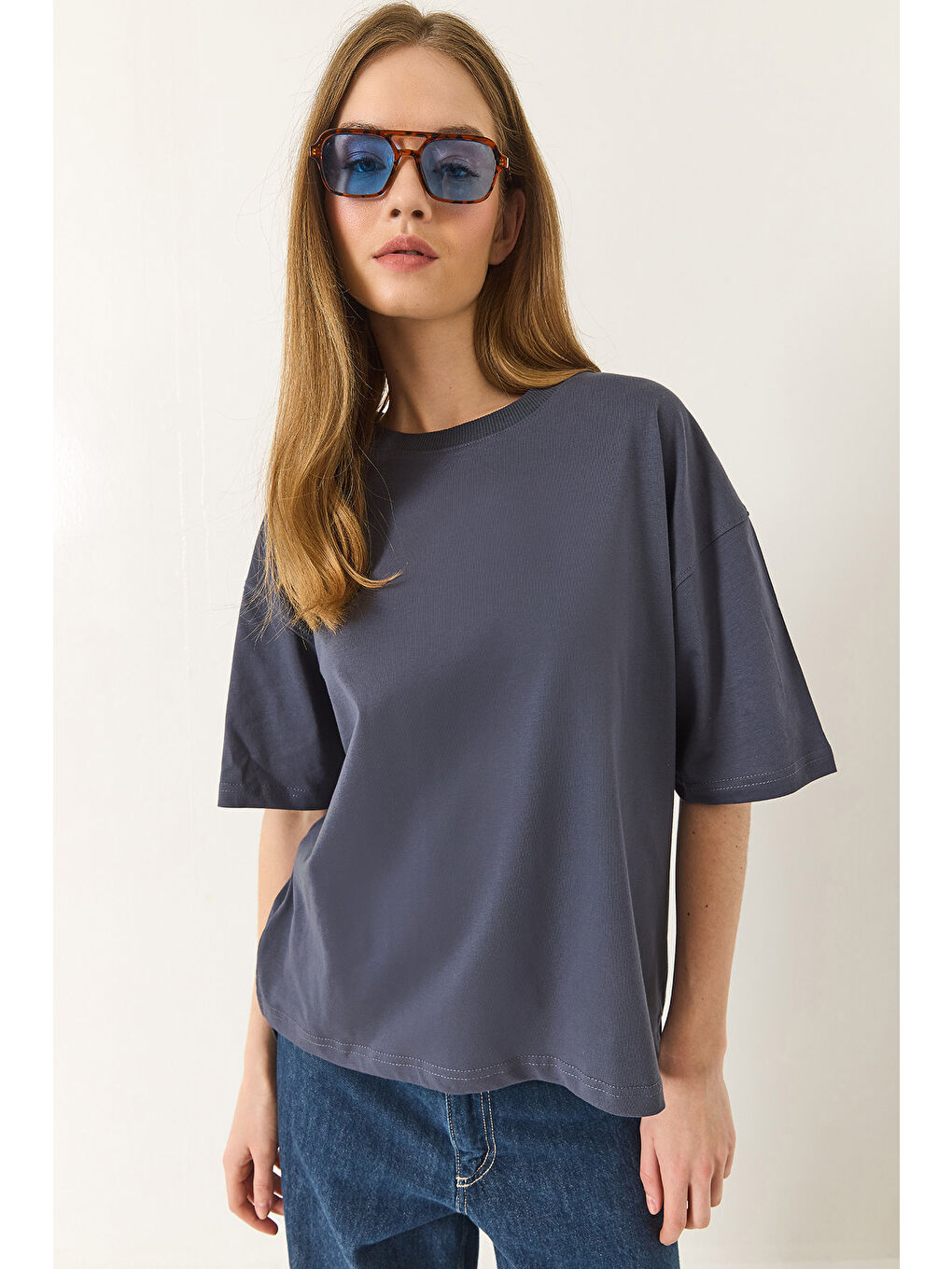 Antrasit Kadın % Organik Pamuk Relaxed Fit Yırtmaçlı Yuvarlak Yakalı T-Shirt-4