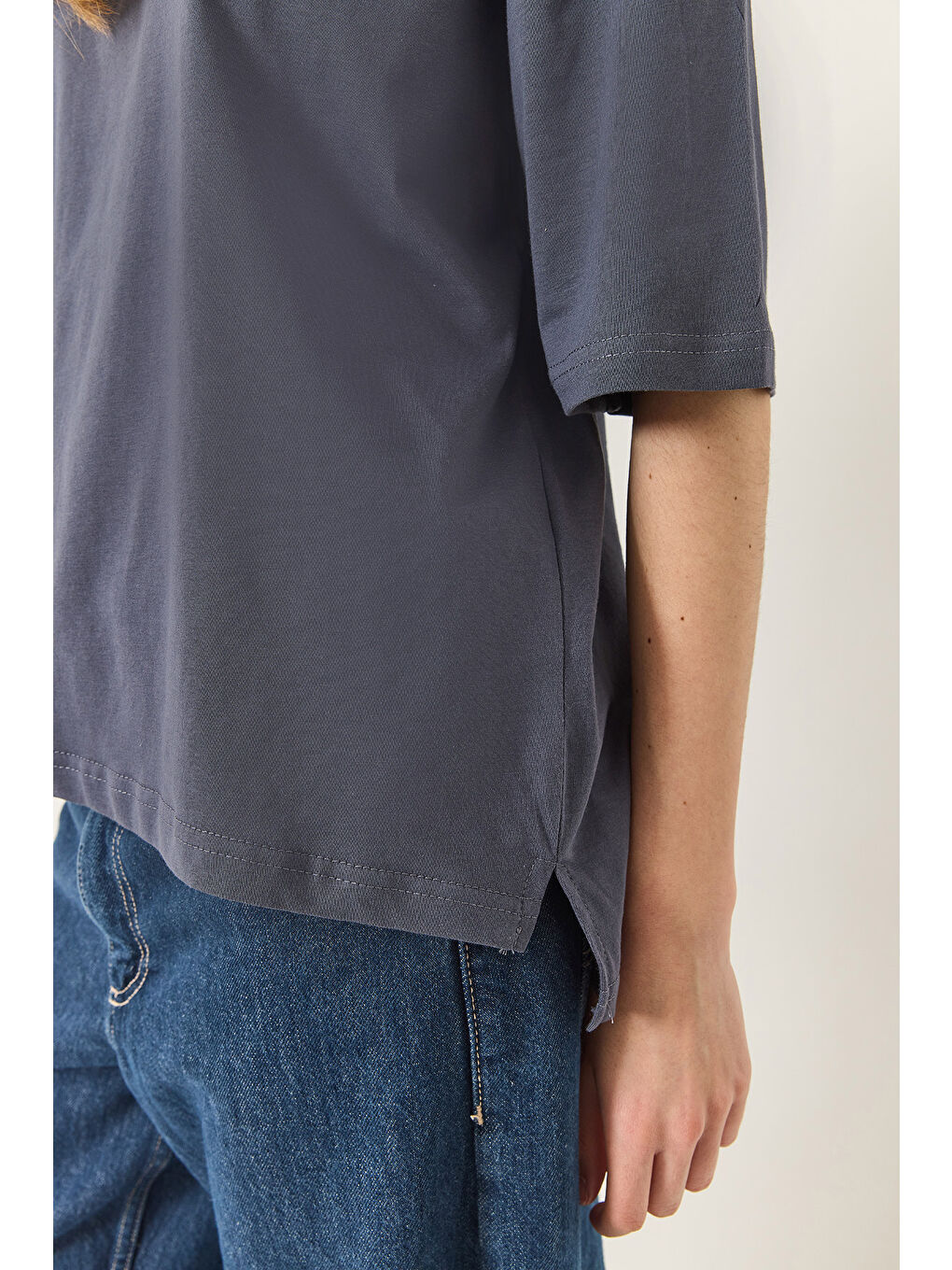 Antrasit Kadın % Organik Pamuk Relaxed Fit Yırtmaçlı Yuvarlak Yakalı T-Shirt-5