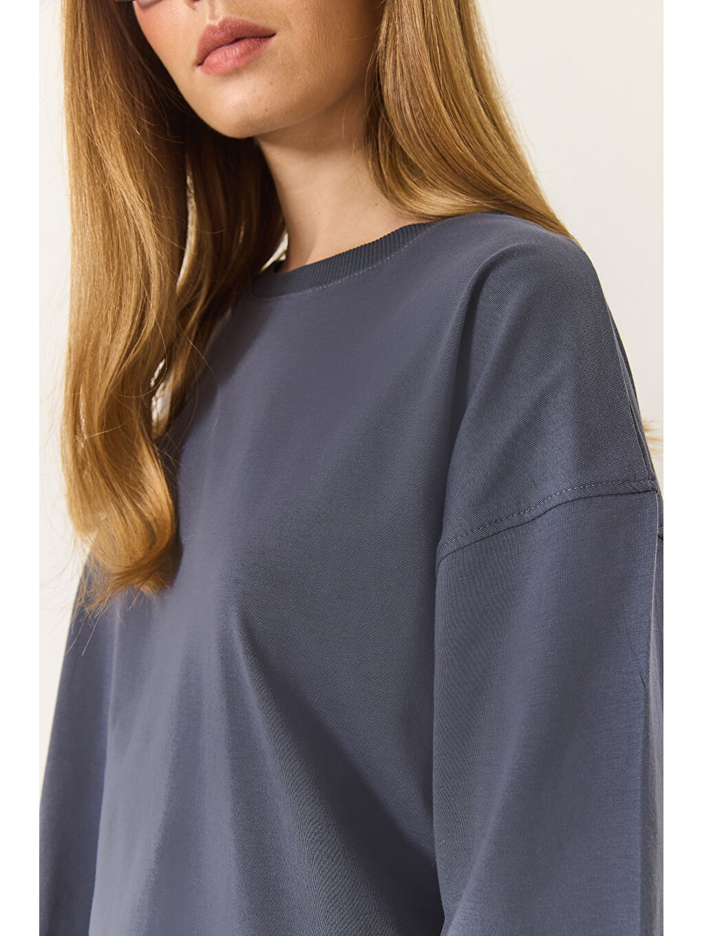 Antrasit Kadın % Organik Pamuk Relaxed Fit Yırtmaçlı Yuvarlak Yakalı T-Shirt-6