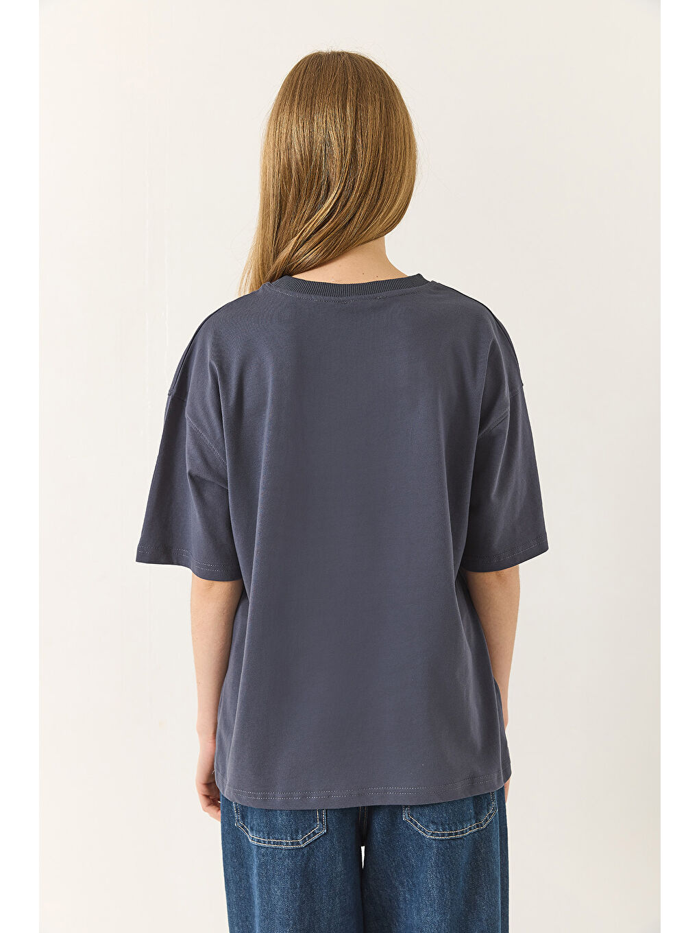 Antrasit Kadın % Organik Pamuk Relaxed Fit Yırtmaçlı Yuvarlak Yakalı T-Shirt-7