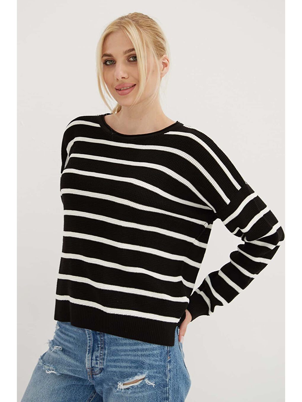 Siyah Regular Fit Bisiklet Yaka Kazak 25K0477K1-1