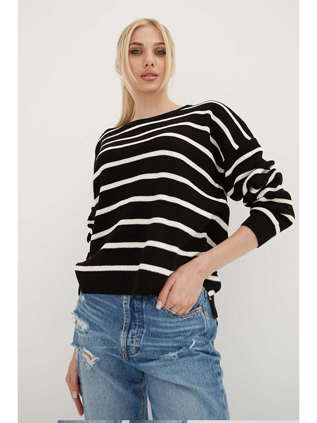 Siyah Regular Fit Bisiklet Yaka Kazak 25K0477K1-2