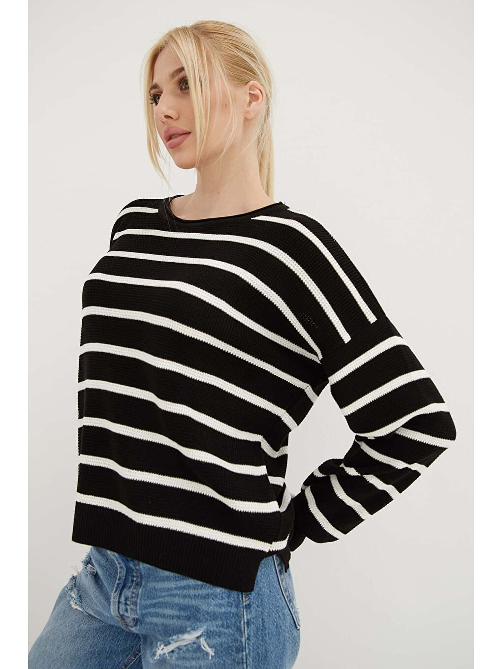 Siyah Regular Fit Bisiklet Yaka Kazak 25K0477K1-3