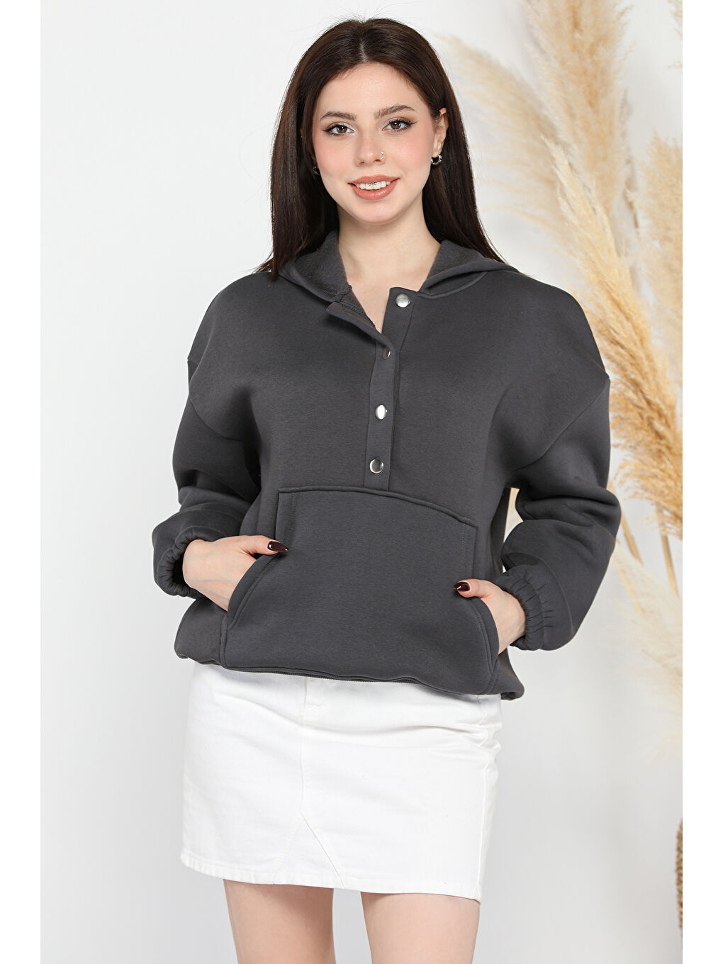 Gri Kadın Şardonlu Kanguru Cepli Düğme Detaylı Sweatshirt-1