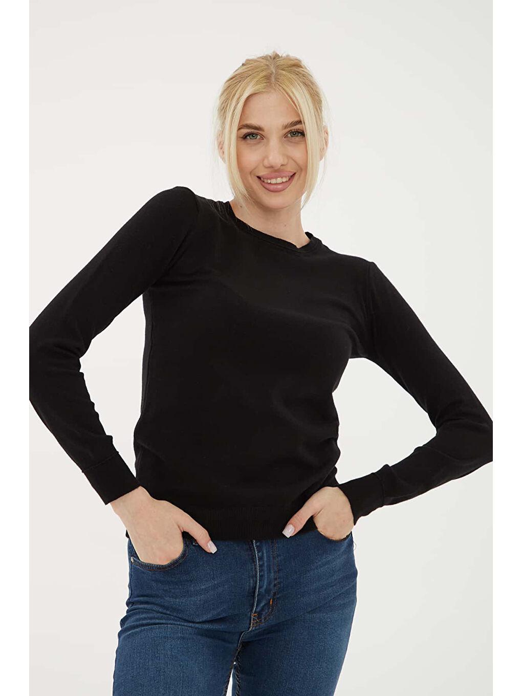 Siyah Regular Fit Bisiklet Yaka Kazak 25K0777K1-1