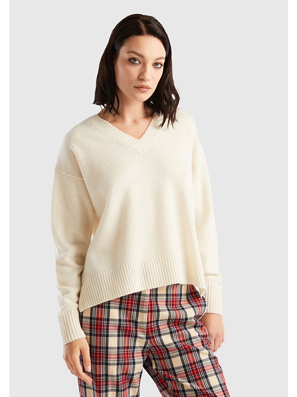 Bej Kadın Vanilya Yün Karışımlı Yanları Yırtmaçlı V Yaka Dökümlü Kazak