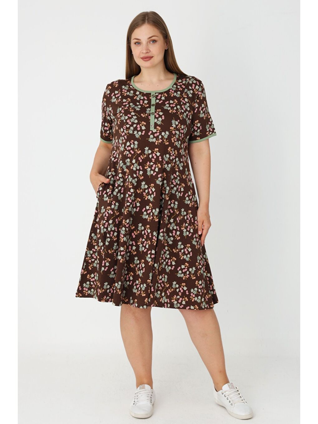 Kadın Büyük Beden Kahverengi Pamuklu Biyeli Düğmeli Cepli Kısa Kollu Elbise