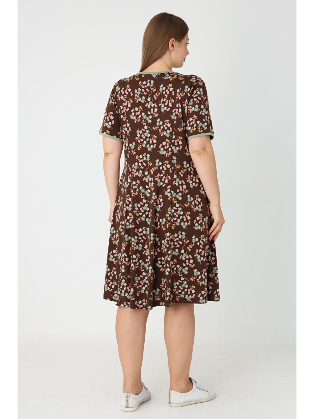 Kadın Büyük Beden Kahverengi Pamuklu Biyeli Düğmeli Cepli Kısa Kollu Elbise-5