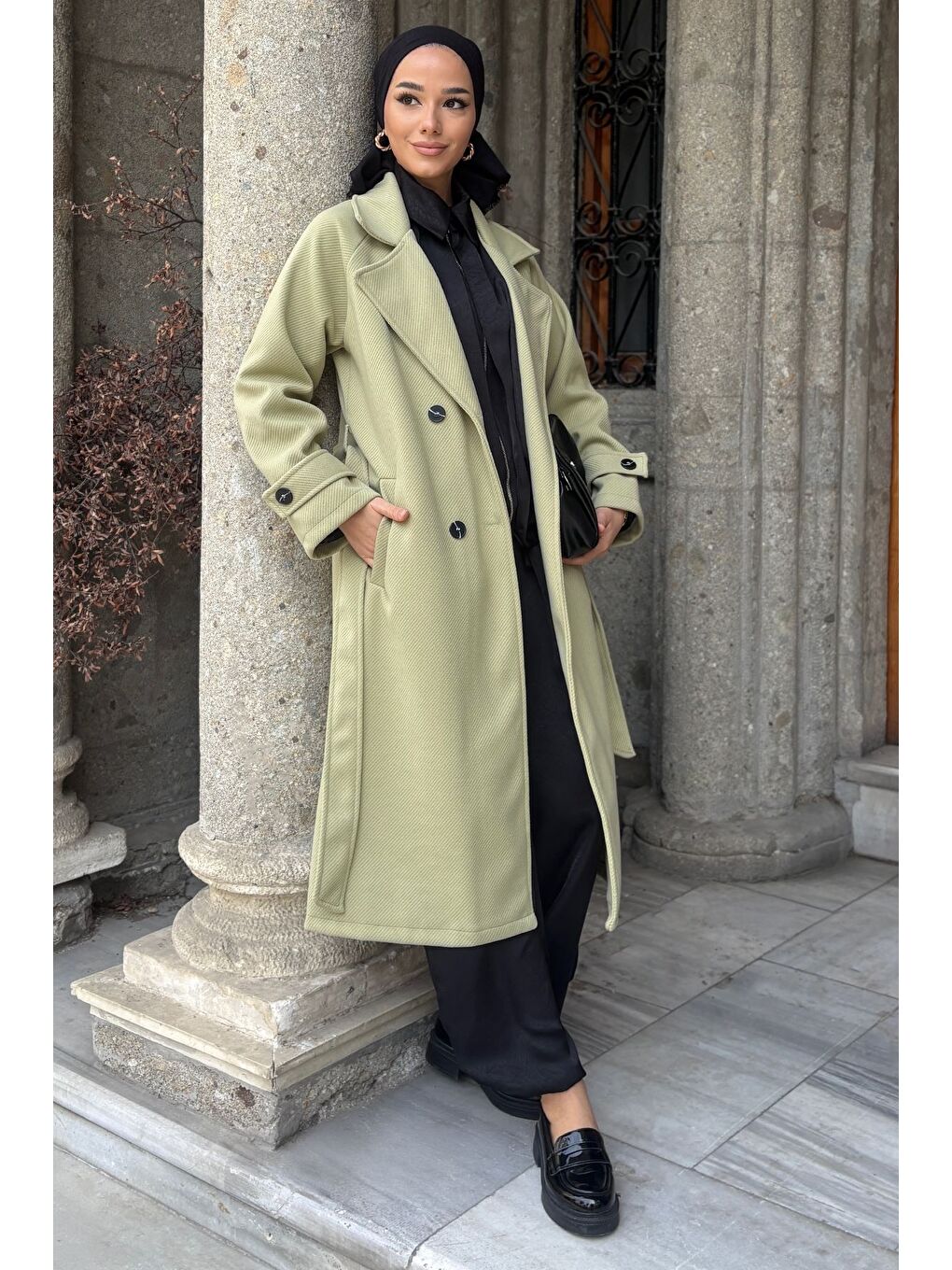 Yeşil Kendinden Desenli Bel Kuşaklı Tesettür Kaban-1