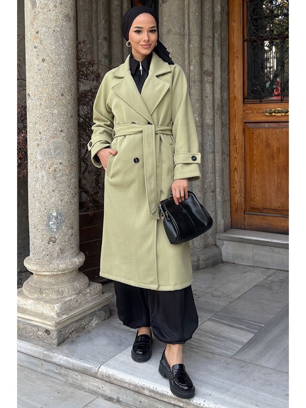 Yeşil Kendinden Desenli Bel Kuşaklı Tesettür Kaban-2