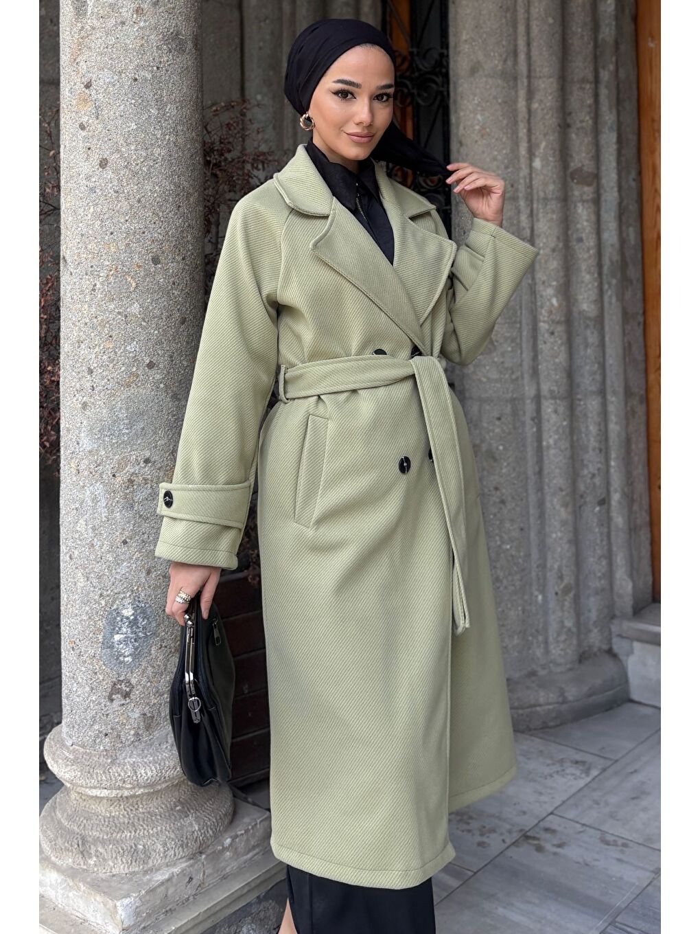 Yeşil Kendinden Desenli Bel Kuşaklı Tesettür Kaban-6