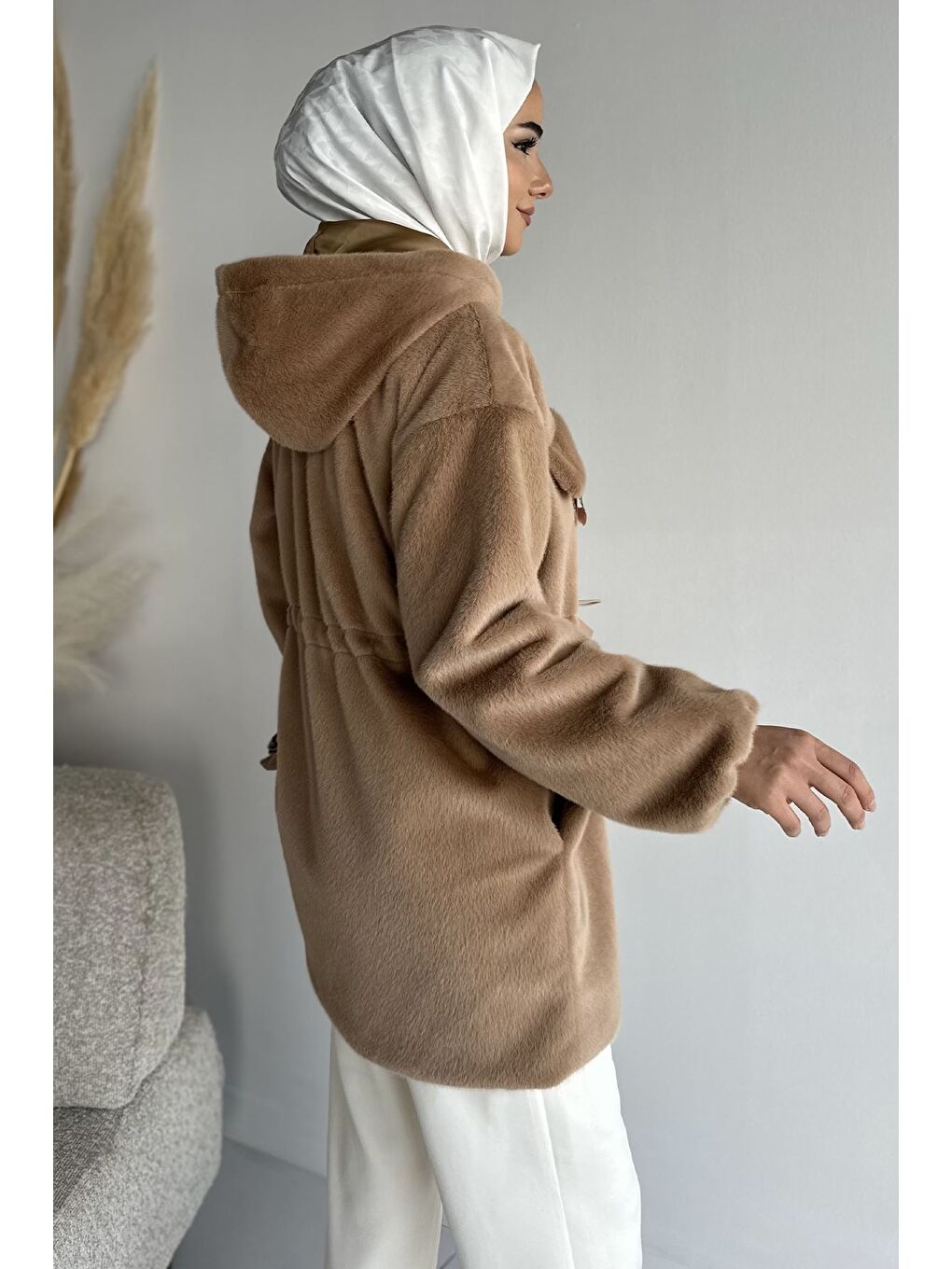 Ekru Gülseli Kadın Kapüşonlu Tesettür Pelüş Mont-4