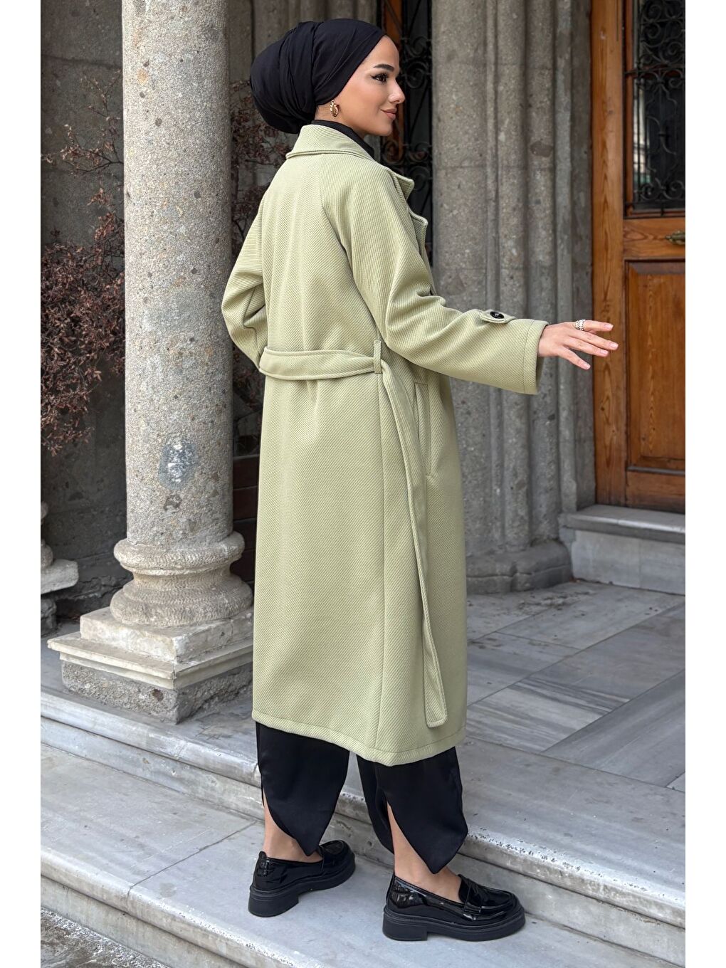 Yeşil Kendinden Desenli Bel Kuşaklı Tesettür Kaban-8