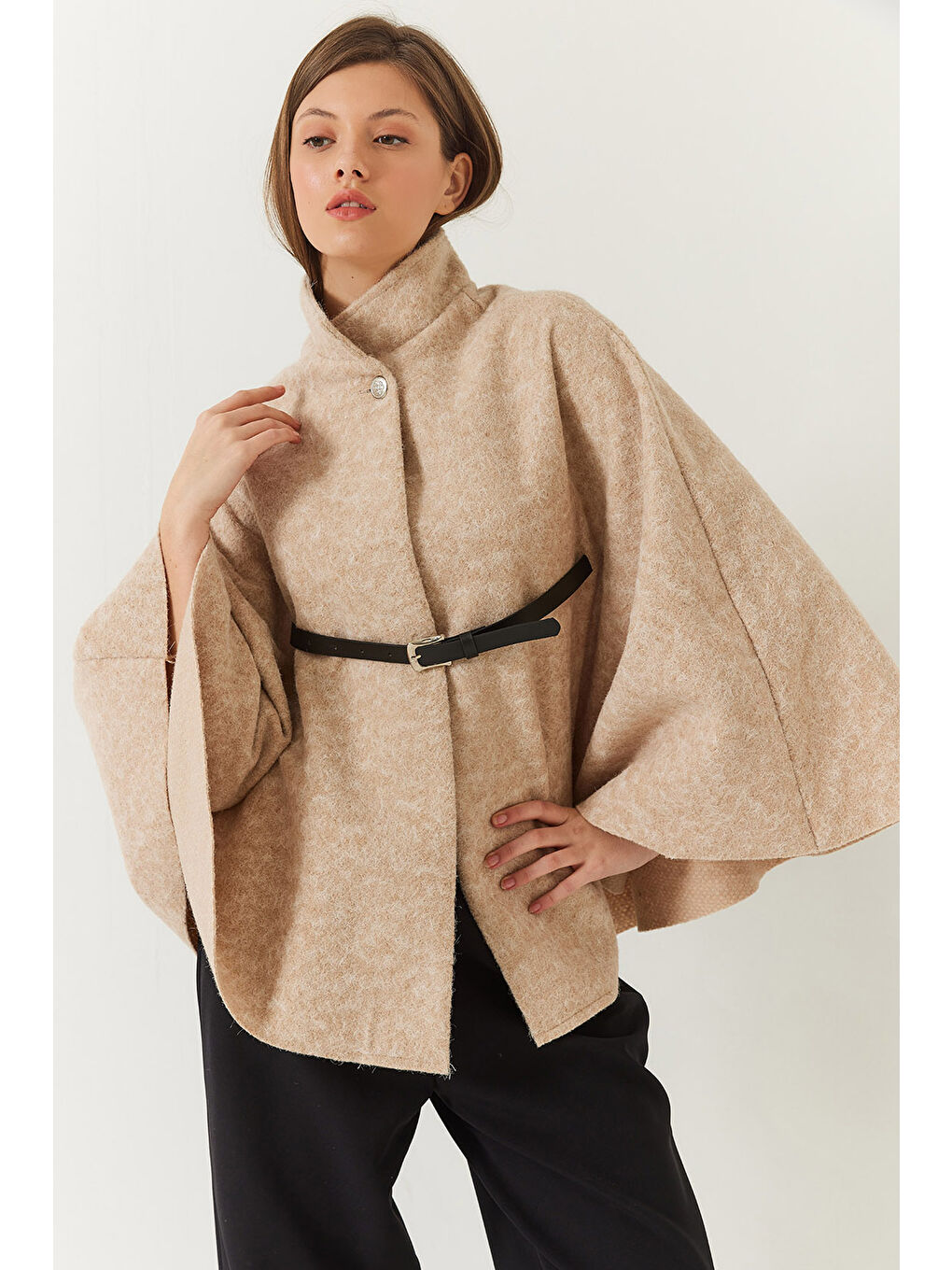 Bej Kadın Dik Yaka Düğmeli Kemer Detaylı Kaşe Pelerin Ceket