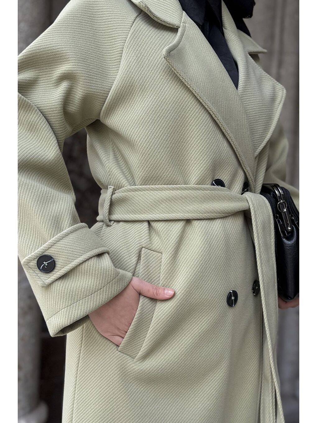 Yeşil Kendinden Desenli Bel Kuşaklı Tesettür Kaban-11