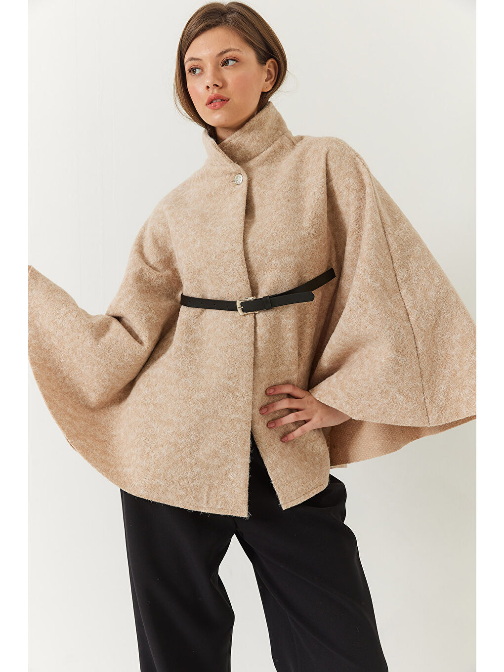 Bej Kadın Dik Yaka Düğmeli Kemer Detaylı Kaşe Pelerin Ceket-3