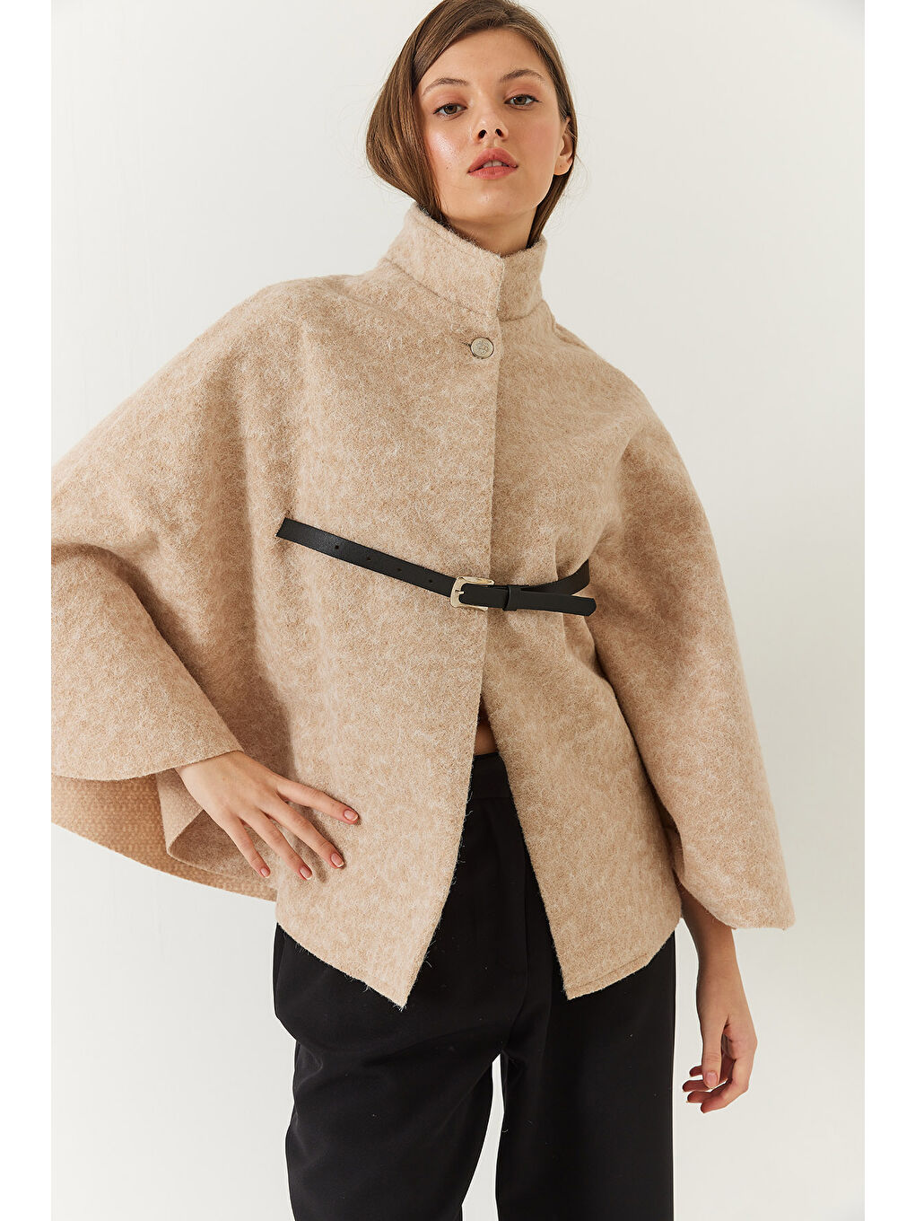 Bej Kadın Dik Yaka Düğmeli Kemer Detaylı Kaşe Pelerin Ceket-4