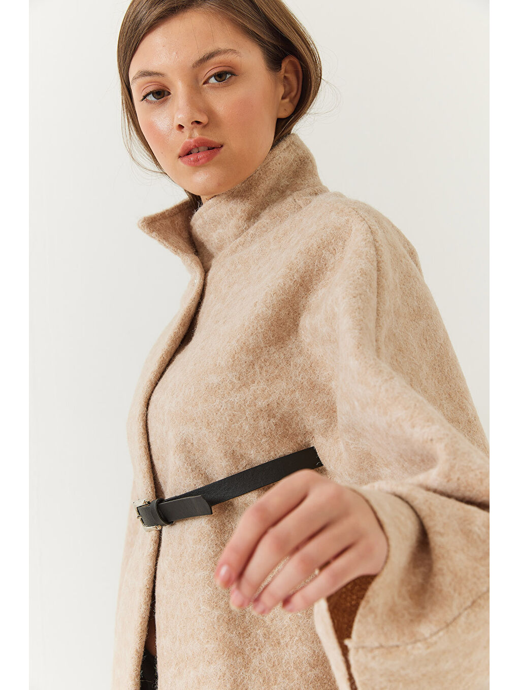 Bej Kadın Dik Yaka Düğmeli Kemer Detaylı Kaşe Pelerin Ceket-5