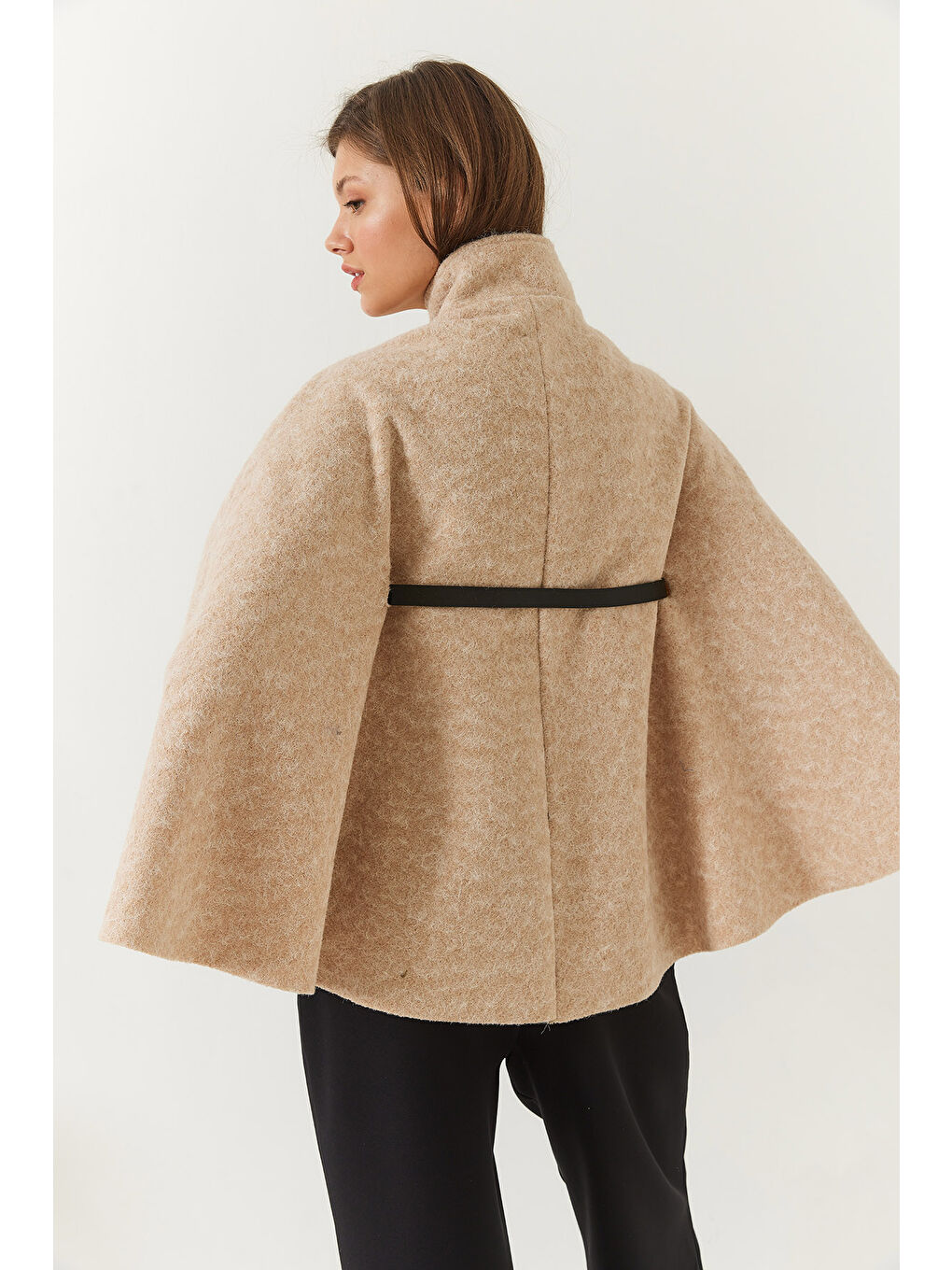 Bej Kadın Dik Yaka Düğmeli Kemer Detaylı Kaşe Pelerin Ceket-6