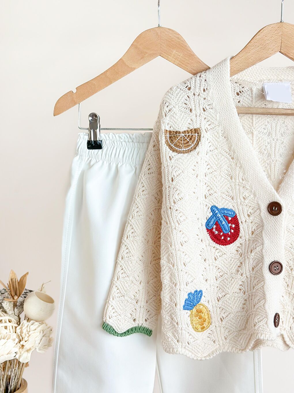 Kız Çocuk Bej Renk Aplike Detaylı Triko Hırka Ve Kanvas Pantolonlu Altüst Takım (2 Parça)-1