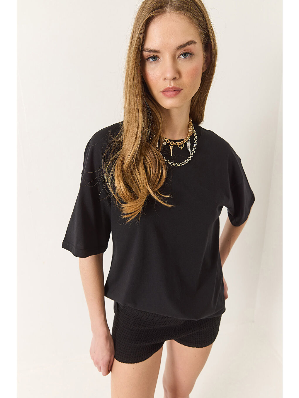 Siyah Kadın % Organik Pamuk Relaxed Fit Yırtmaçlı Yuvarlak Yakalı T-Shirt-1