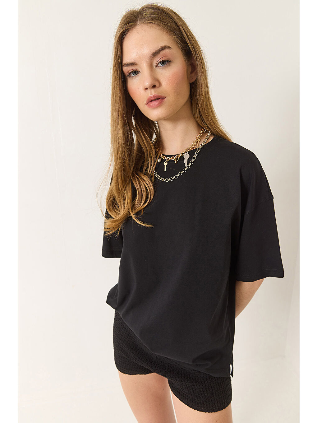 Siyah Kadın % Organik Pamuk Relaxed Fit Yırtmaçlı Yuvarlak Yakalı T-Shirt-2