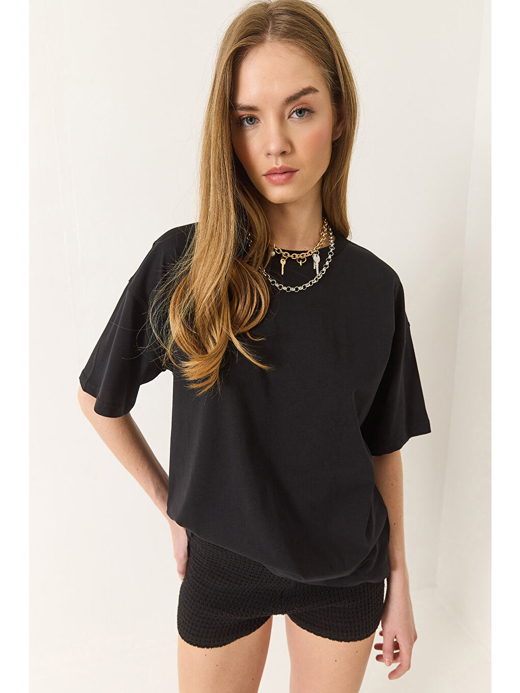 Siyah Kadın % Organik Pamuk Relaxed Fit Yırtmaçlı Yuvarlak Yakalı T-Shirt-3