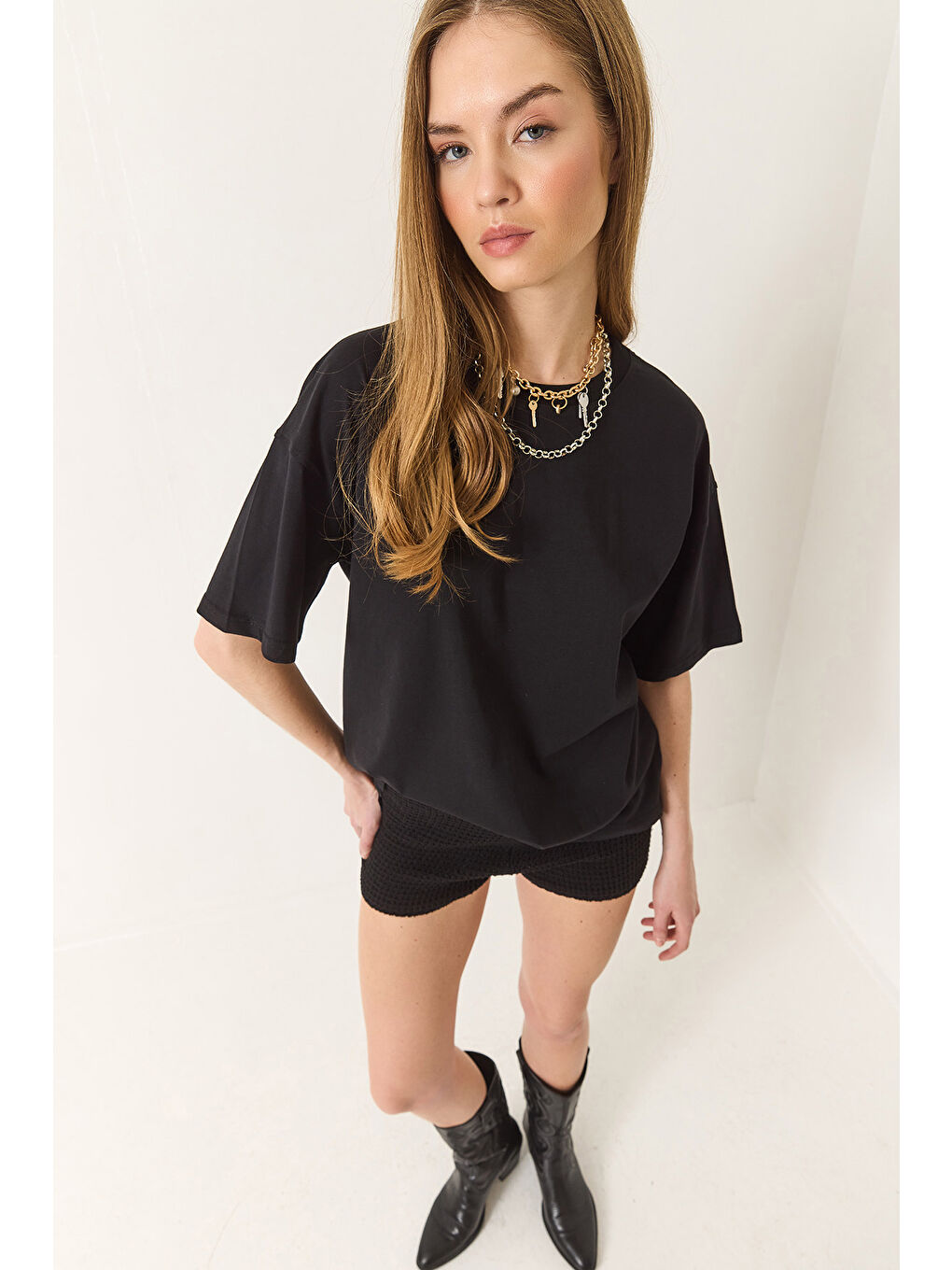 Siyah Kadın % Organik Pamuk Relaxed Fit Yırtmaçlı Yuvarlak Yakalı T-Shirt-4