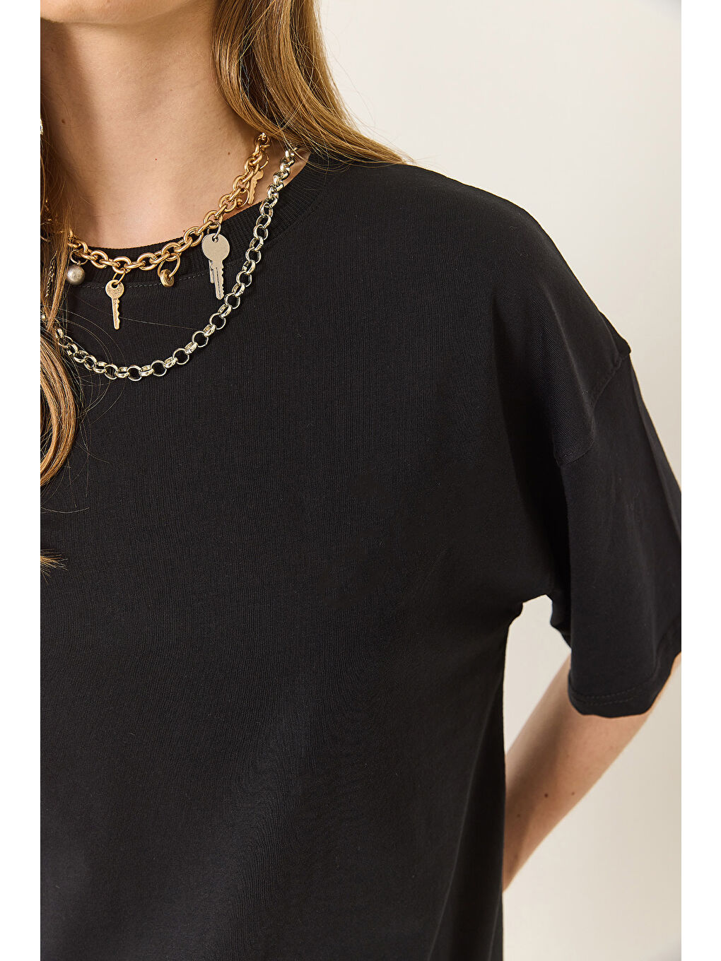 Siyah Kadın % Organik Pamuk Relaxed Fit Yırtmaçlı Yuvarlak Yakalı T-Shirt-5