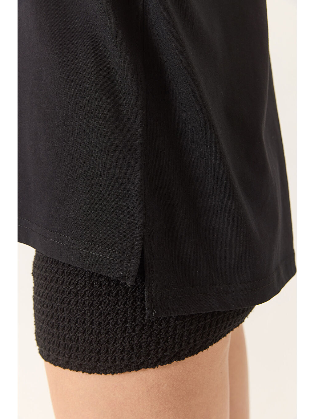 Siyah Kadın % Organik Pamuk Relaxed Fit Yırtmaçlı Yuvarlak Yakalı T-Shirt-6