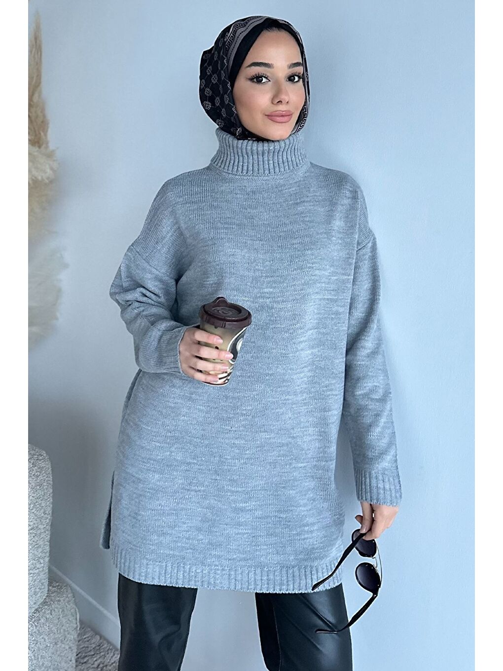 Gri Gülseli Balıkçı Yaka Yırtmaçlı Tesettür Triko Tunik-1