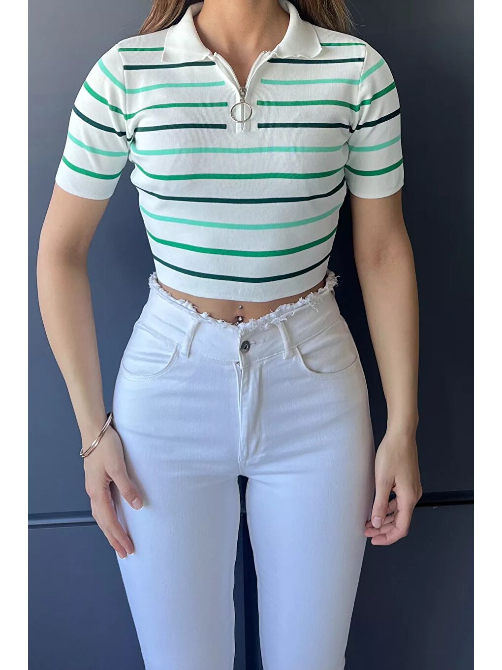 GÜLSELİ Yeşil Çizgili Polo Yaka Crop Top Triko Bluz - 1