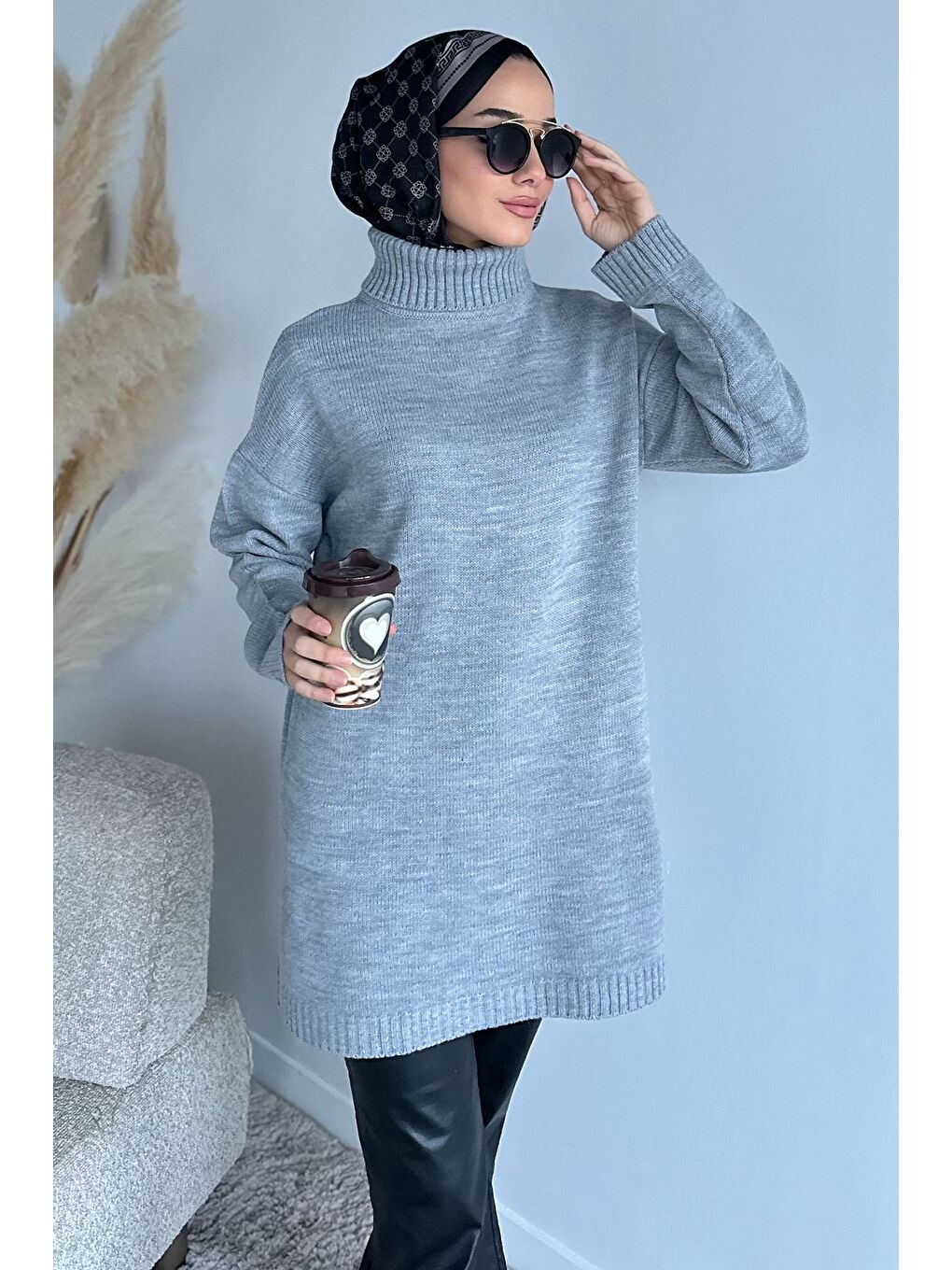 Gri Gülseli Balıkçı Yaka Yırtmaçlı Tesettür Triko Tunik-3