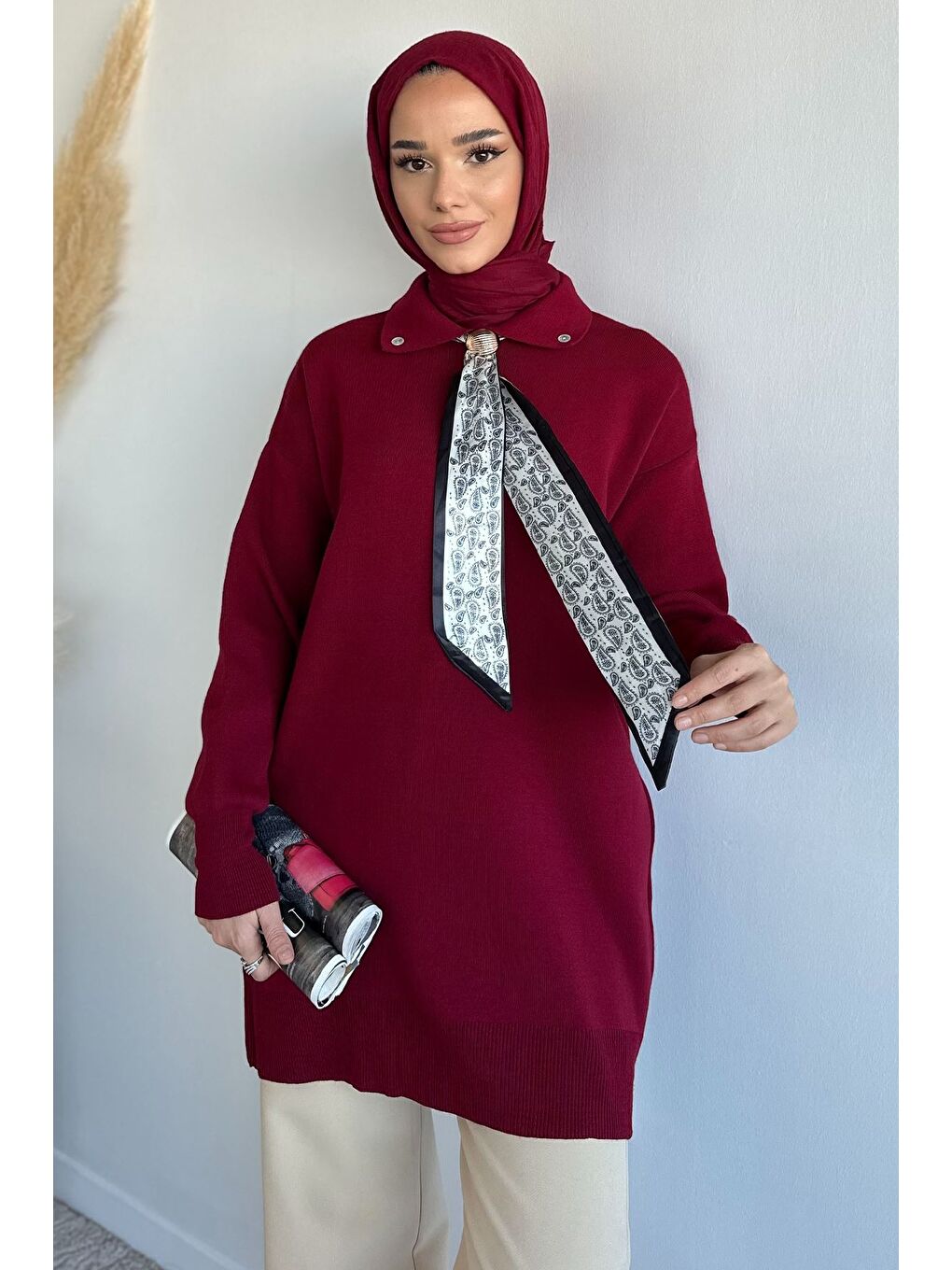 Bordo Gülseli Polo Yaka Fular Aksesuarlı Tesettür Triko Tunik-2