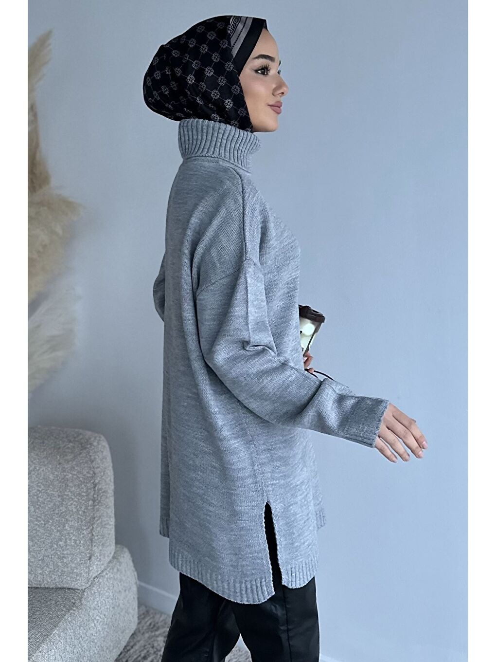 Gri Gülseli Balıkçı Yaka Yırtmaçlı Tesettür Triko Tunik-4