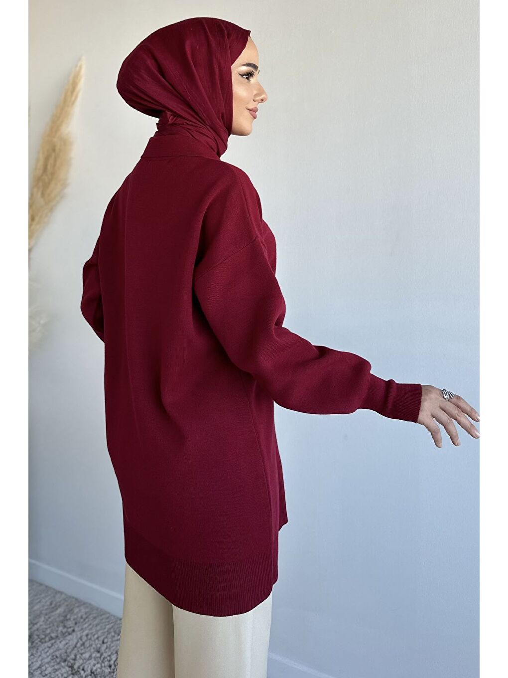 Bordo Gülseli Polo Yaka Fular Aksesuarlı Tesettür Triko Tunik-7
