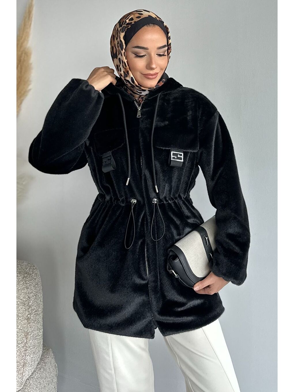 Siyah Gülseli Kadın Kapüşonlu Tesettür Pelüş Mont