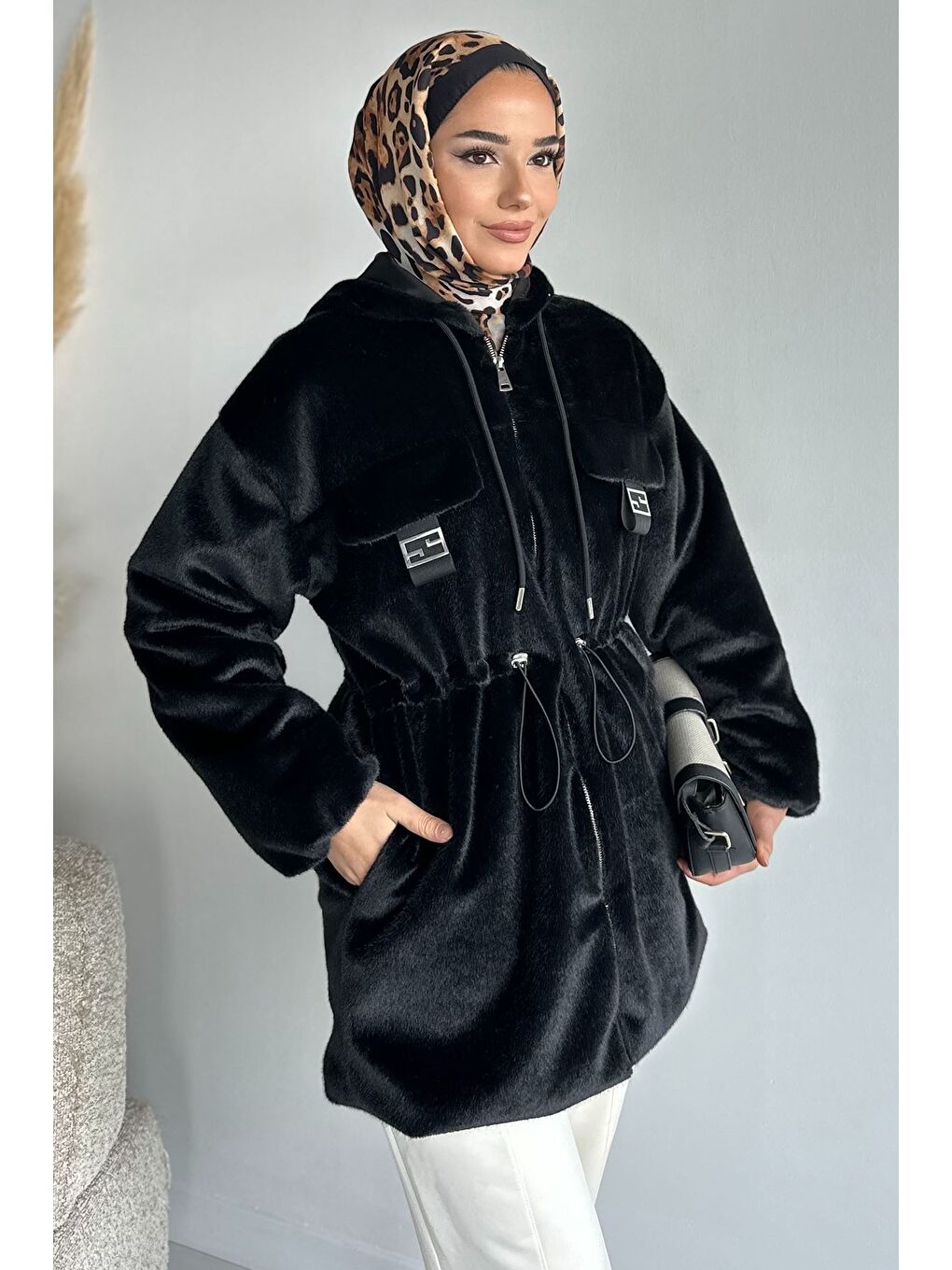 Siyah Gülseli Kadın Kapüşonlu Tesettür Pelüş Mont-3