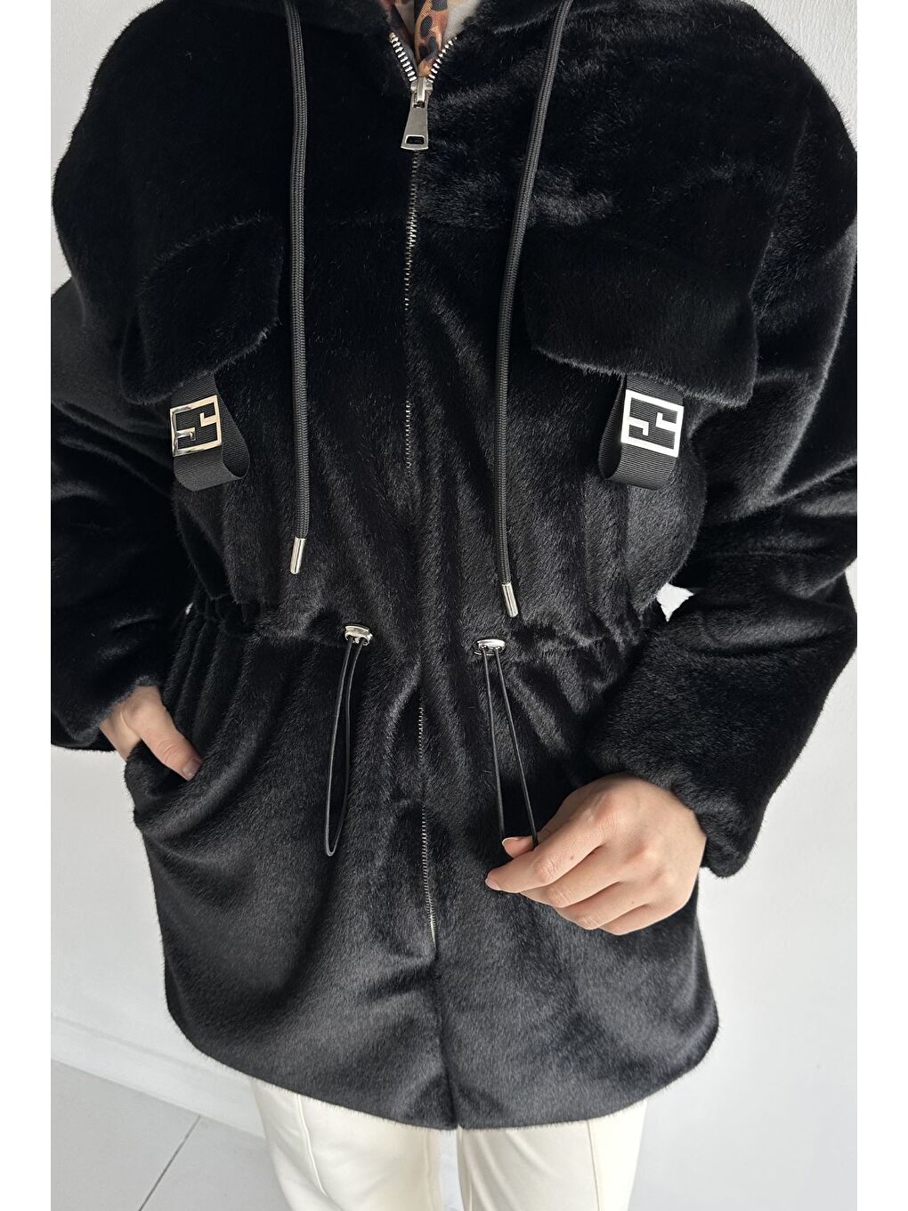 Siyah Gülseli Kadın Kapüşonlu Tesettür Pelüş Mont-4