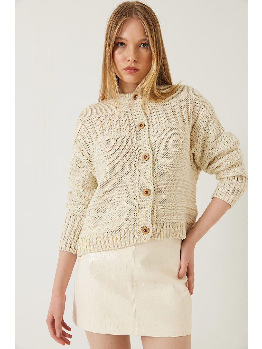 Ekru Kadın Düğmeli Desenli Triko Hırka-1