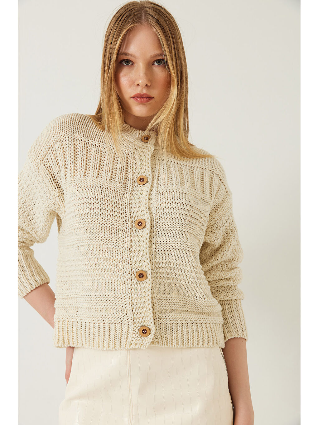 Ekru Kadın Düğmeli Desenli Triko Hırka-2