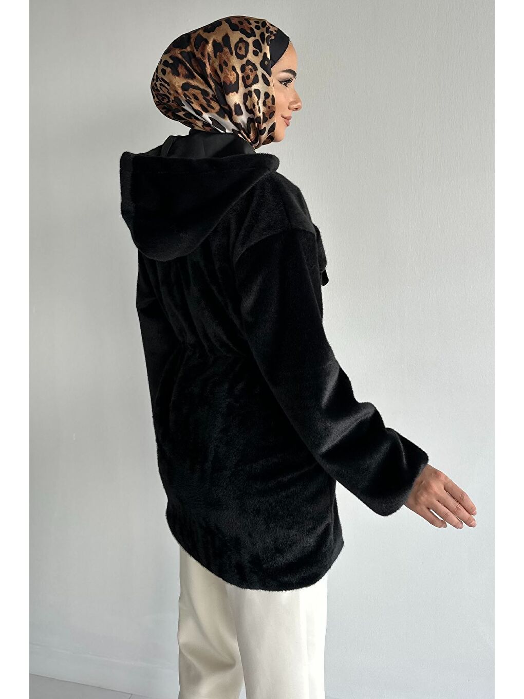 Siyah Gülseli Kadın Kapüşonlu Tesettür Pelüş Mont-7
