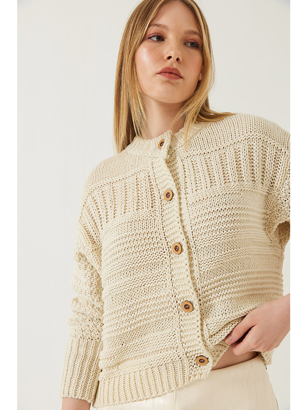 Ekru Kadın Düğmeli Desenli Triko Hırka-4