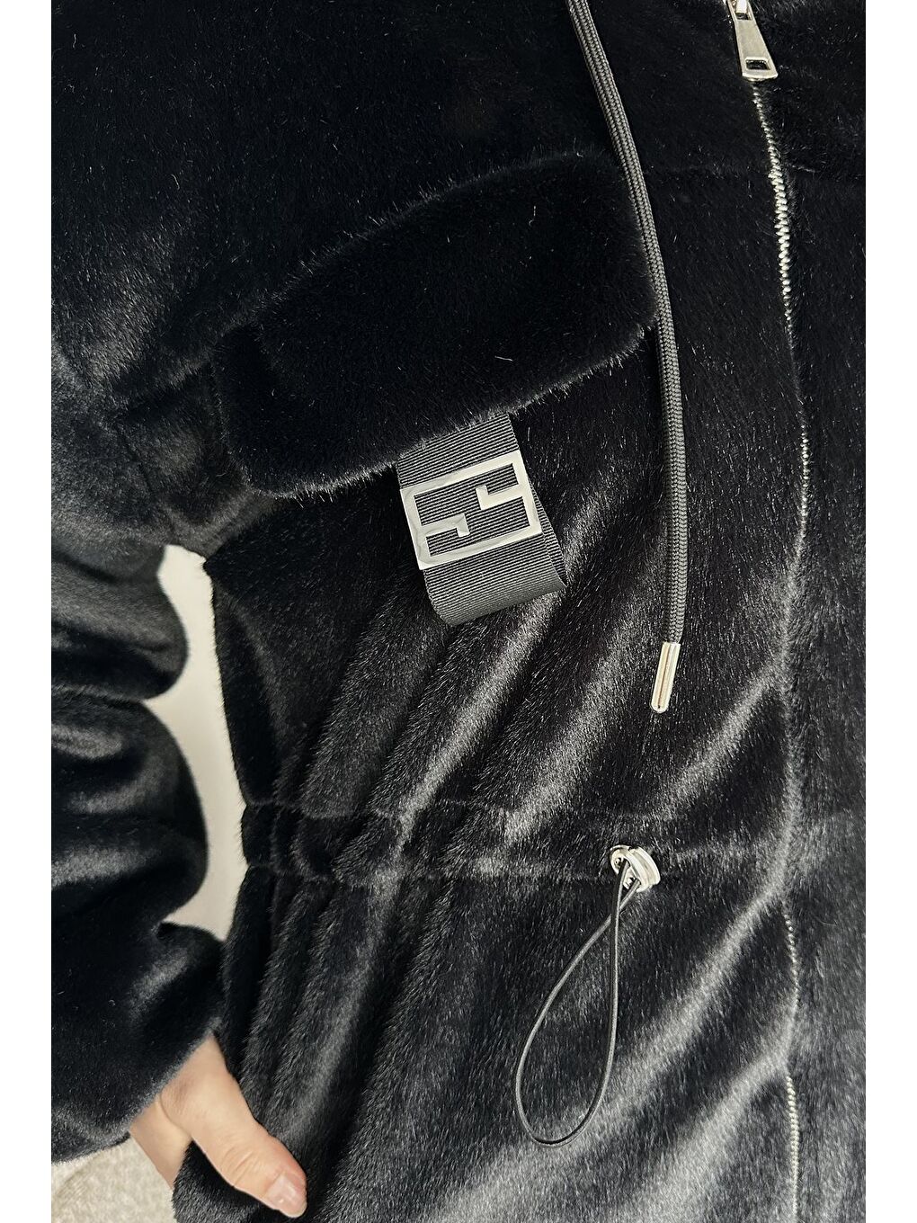 Siyah Gülseli Kadın Kapüşonlu Tesettür Pelüş Mont-8