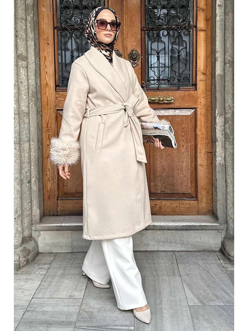 Bej Bel Kuşaklı Kol Ucu Pelüş Detaylı Tesettür Kaşe Kaban-1