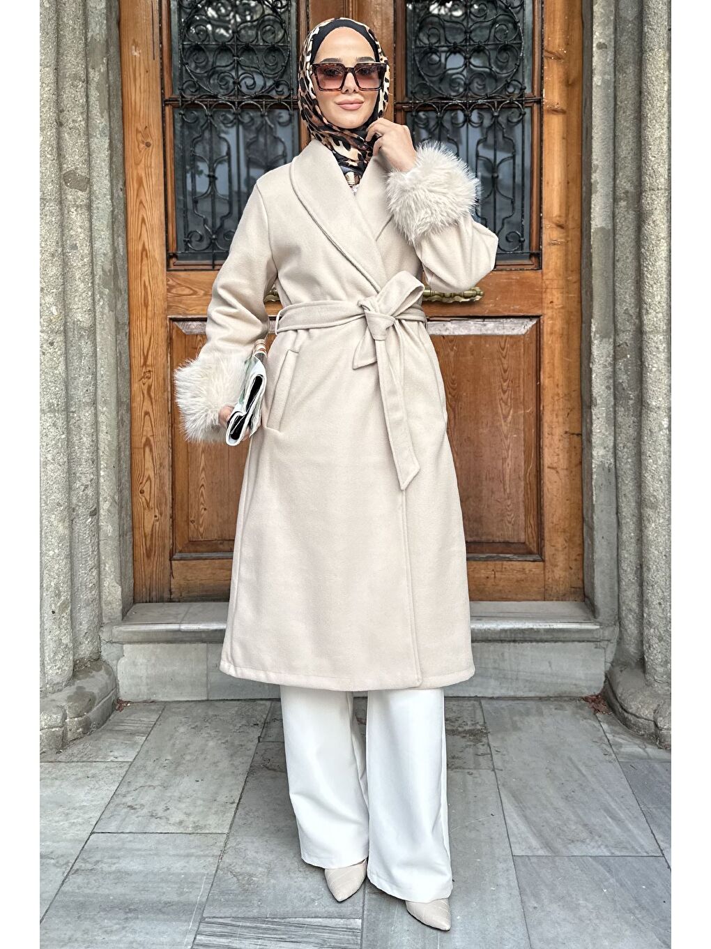 Bej Bel Kuşaklı Kol Ucu Pelüş Detaylı Tesettür Kaşe Kaban-2